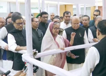 আ.লীগের মনোনয়ন ফরম বিক্রি শুরু, প্রথমটি নিয়েছেন শেখ হাসিনা