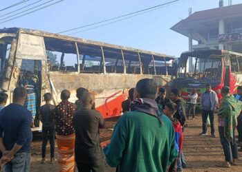 কুমিল্লায় পাশাপাশি দাঁড়িয়ে থাকা তিন বাসে আগুন