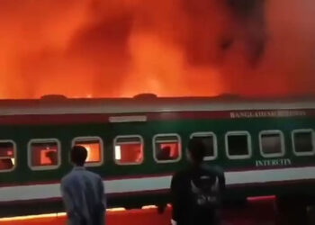 টাঙ্গাইলে ট্রেনে আগুন, ক্ষতিগ্রস্ত দুটি বগি