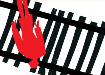 ট্রেনের ইঞ্জিনের হুকে আটকে গেল লাশ