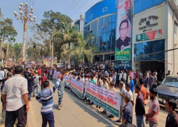 টাঙ্গাইলে অটোরিক্সার ভাড়া বাড়ানোর দাবীতে পৌরসভা ঘেরাও