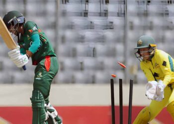 অস্ট্রেলিয়ার কাছে হারল ১০ উইকেটের বিশাল ব্যবধানে