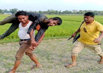 ছদ্মবেশে ডাকাতকে ধরে কাঁধে করে নিয়ে এলো পুলিশ