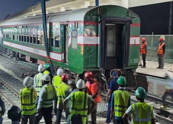 সাড়ে পাঁচ ঘণ্টা পর বগি উদ্ধার, ঢাকা-উত্তরব‌ঙ্গ ট্রেন চলাচল স্বাভাবিক