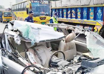 টাঙ্গাইলে কাভার্ডভ্যানের পেছনে প্রাইভেটকারের ধাক্কায় নিহত ২