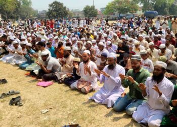 বৃষ্টির জন্য নামাজে দাঁড়িয়ে কাঁদলেন মুসুল্লিরা