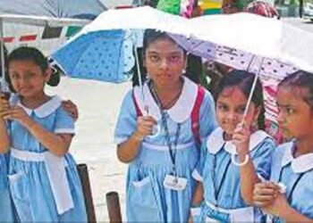 চলমান দাবদাহে সব স্কুল-কলেজ আরও ৭ দিন বন্ধ রাখার সিদ্ধান্ত