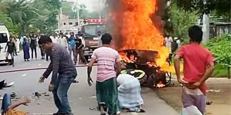 টাঙ্গাইলের মধুপুরে প্রাইভেট কার মাহিন্দ্রা সংঘর্ষ -নিহত ২ আহত ৮