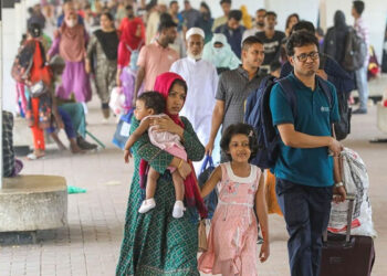 ঢাকায় ফিরছেন কর্মজীবী মানুষ