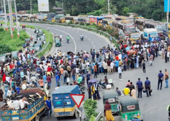 ঢাকা-টাঙ্গাইল মহাসড়কে ভাসানী বিশ্ববিদ্যালয় শিক্ষার্থীদের বিক্ষোভ
