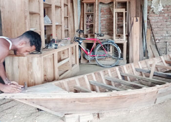 নৌকা বানানোর কারিগরদের ব্যস্ততা বেড়েছে