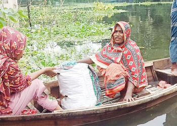 মনোহরগঞ্জে বন্যার পানি বাড়ায় এখনো আশ্রয়কেন্দ্রে ছুটছে বানভাসিরা