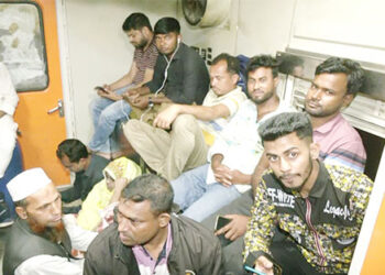 খাবারের গাড়িতে বিনা টিকিটে যাত্রী পরিবহন : দুই ট্রেন থেকে ক্যাটার্স স্থগিত