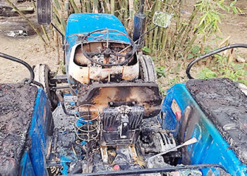 ধনবাড়ীতে শত্রুতার জেরে আগুন দিলো ট্রাক্টরে