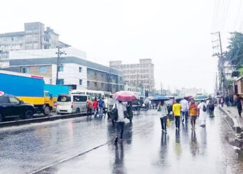 গাজীপুরে বকেয়া বেতনের দাবিতে শ্রমিকদের ঢাকা-ময়মনসিংহ মহাসড়ক অবরোধ