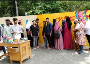কালিহাতীর শিক্ষার্থীদের উদ্যোগে দেয়ালে রঙে ফুটছে সমাজ বদলের বার্তা