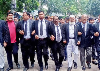 অসহ‌যোগ আন্দোলনের সমর্থনে টাঙ্গাইলে আইনজী‌বীদের মি‌ছিল