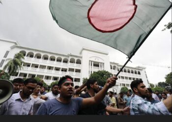 হাইকোর্ট প্রাঙ্গণে কয়েক শ আন্দোলনকারীর অবস্থান