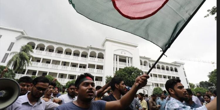 হাইকোর্ট প্রাঙ্গণে কয়েক শ আন্দোলনকারীর অবস্থান