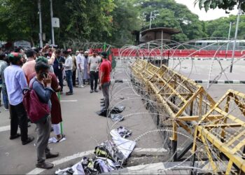 ধানমন্ডি ৩২ নম্বরে যেতে বাধা, লাঠিসোঁটা নিয়ে লোকজনের অবস্থান করছেন