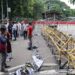 ধানমন্ডি ৩২ নম্বরে যেতে বাধা, লাঠিসোঁটা নিয়ে লোকজনের অবস্থান করছেন