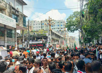 টাঙ্গাইলে সংঘর্ষ ও অগ্নিসংযোগ-গুলিবিদ্ধসহ আহত ১০