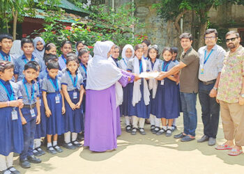 বন্যা কবলিত মানুষের পাশে ঘাটাইলের অ্যাম্বিশন মডেল স্কুলের শিক্ষার্থীরা