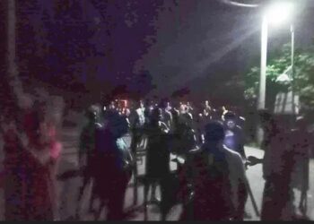 খুলনার দাকোপে রাত জেগে দলে দলে উপাসনালয়, বাড়িঘর পাহারা