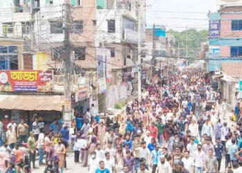 টাঙ্গাইল জনসমুদ্রে পরিণত হয়েছে শিক্ষার্থী-অভিভাবকদের মিছিল