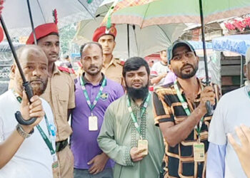 মানবাধিকার কর্মীদের পক্ষ থেকে ট্রাফিকের দায়িত্বে থাকা শিক্ষার্থী ও আনসারদের মাঝে ছাতা বিতরণ