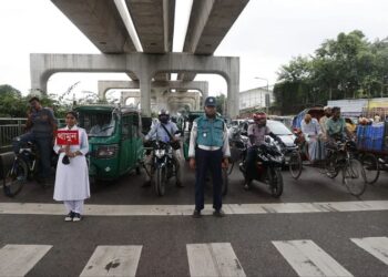 ‘ছন্দপতনের পর’ ঢাকার রাস্তায় ট্রাফিক পুলিশের যোগ দান