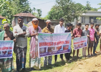 ঘাটাইলে জমি সংক্রান্ত পারিবারিক বিরোধের জেরে রাস্তা জুড়ে ঘর নির্মাণের অভিযোগ, প্রতিবাদে মানববন্ধন