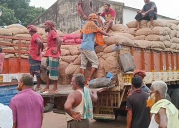 হিলি স্থলবন্দরে কমেছে পেঁয়াজের দাম