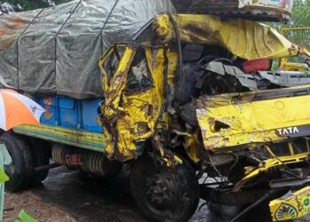 টাঙ্গাইলে বাস-ট্রাক সং'ঘ'র্ষে নি'হত ৪