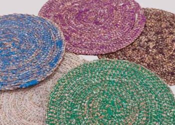 টাঙ্গাইলে আনারসের পাতা দিয়ে তৈরি হচ্ছে বিভিন্ন সুতা ও শৌখিন পণ্য