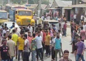 শ্রমিকদের ঢাকা-টাঙ্গাইল মহাসড়ক অবরোধ