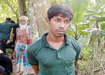 মধুপুরে বিয়ের দাবিতে কিশোরীর অনশন