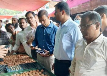 টাঙ্গাইলে নিত্যপণ্যের বাজারে বিশেষ টাস্কফোর্সের অভিযান