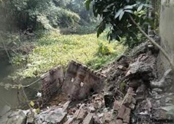 টাঙ্গাইলের হাইস্কুল অ্যান্ড কলেজের সীমানা ভেঙে খালে