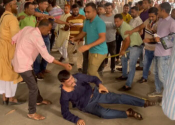 প্রেসক্লাবের সামনে আ.লীগ-বিএনপির পা/ল্টা/পা/ল্টি ধাওয়া