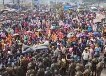 আশুলিয়ায় পোশাক শ্রমিকদের সড়ক অবরোধ, যানজট-ভোগান্তি