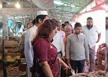 টাঙ্গাইলে দ্রব্যমুল্যে নিয়ন্ত্রণে কমিটির অভিযান