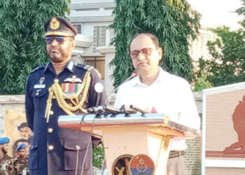 পেশাগত দায়িত্ব পালনের পাশাপাশি সশস্ত্র বাহিনী ক্লান্তি লগ্নে মানুষের পাশে দাঁড়িয়েছে