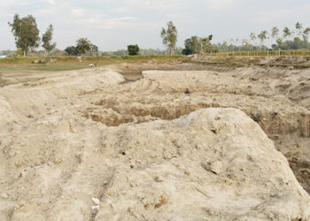টাঙ্গাইলের চারা বাড়িতে রাতের আধাঁরে মাটি কেটে বিক্রি