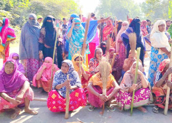 যমুনার চর কেটে বালু উত্তোলনের প্রতিবাদে বিক্ষোভ ও সড়ক অবরোধ