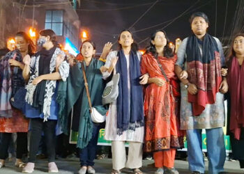 উপ হাইকমিশনারের হামলার প্রতিবাদে টাঙ্গাইলে মশাল মিছিল