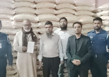 টাঙ্গাইলে প্লাস্টিকের বস্তায় চাল মজুদ ॥ ব্যবসায়ীকে লাখ টাকা জরিমানা