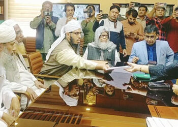 টাঙ্গাইলে তাবলীগ জামাত বাংলাদেশ (সাদ পন্থি) এর পক্ষ থেকে জেলা প্রশাসকের মাধ্যমে প্রধান উপদেষ্টা বরাবর স্মারকলিপি প্রদান করা হয়েছে। সোমবার (০২ ডিসেম্বর) সকালে টাঙ্গাইলের জেলা প্রশাসকের কার্যালয়ে তাবলীগ জামাত বাংলাদেশের টাঙ্গাইল