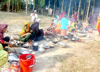 টাঙ্গাইলে গ্রামীণ ‘নারীদের রান্নার প্রতিযোগিতা’ উৎসুক জনতার ভিড়