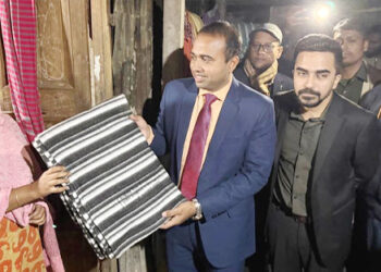 রাতে বাড়ী বাড়ী গিয়ে শীত বস্ত্র দিলেন ধনবাড়ী উপজেলা প্রশাসন